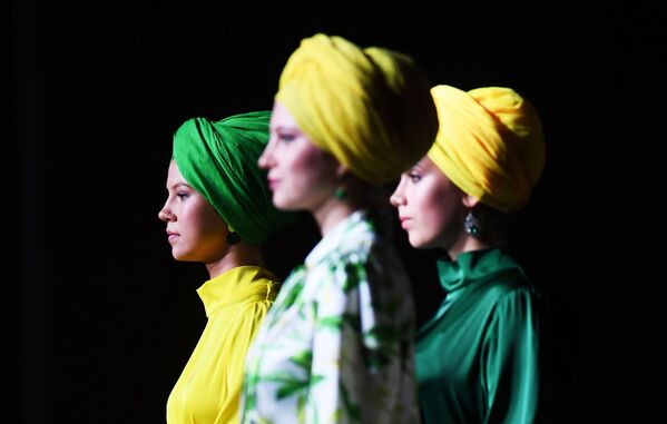 Показ коллекций одежды дизайнеров моды на Modest Fashion Day в рамках XII Международного экономического саммита Россия Исламский мир: KazanSummit - Sputnik Молдова