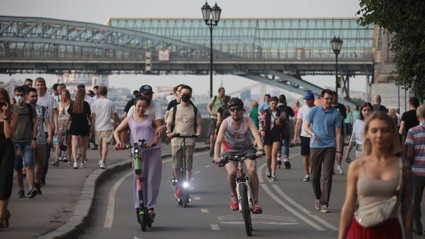 Люди гуляют по набережной Москвы-реки в парке Горького в жаркий летний день в центре Москвы - Sputnik Moldova-România