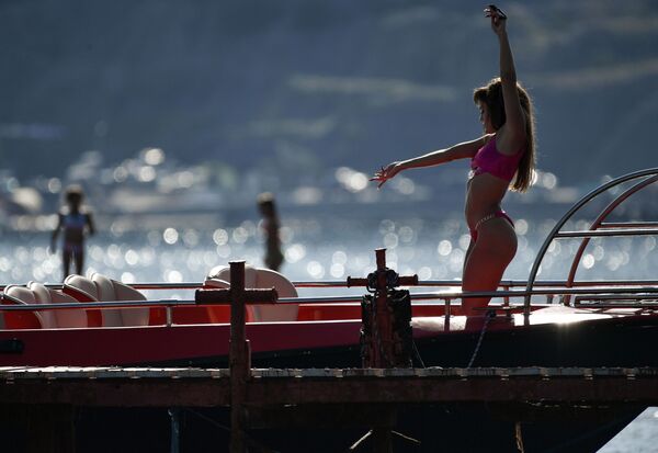 Девушка загорает на пляже в Судаке - Sputnik Молдова