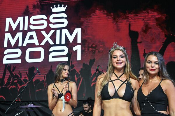 Câștigătoarea concursului Miss Maxim – 2021, Valeria Bogaciova (centru), la ceremonia de decernare a premiilor de la Moscova. - Sputnik Moldova