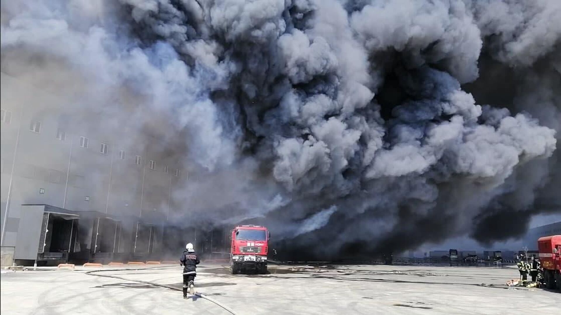 Incendiu devastator la depozite unei rețele de supermarketuri în regiunea Odesa - Sputnik Moldova, 1920, 01.08.2021
