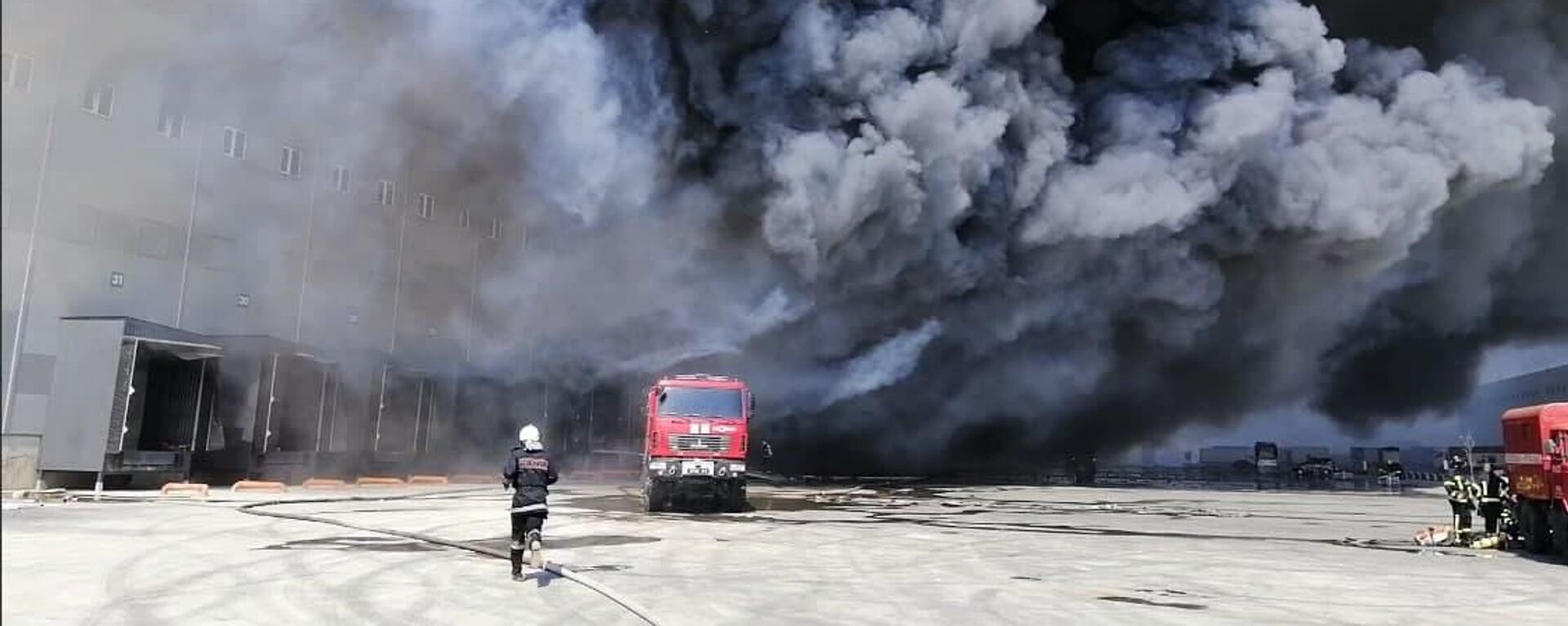 Incendiu devastator la depozite unei rețele de supermarketuri în regiunea Odesa - Sputnik Moldova, 1920, 01.08.2021