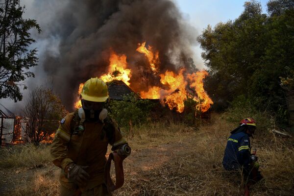 Пожарные работают на лесном пожаре в Лабири, недалеко от Патр, 31 июля 2021 года. Греческие власти борются с обширным лесным пожаром.Четыре деревни недалеко от Патр, третьего по величине города Греции, эвакуированы. Для тушения пожара в районе Зерия на Пелопоннесе, примерно в 210 километрах от Афин, было задействовано 95 пожарных, 33 спецмашины, четыре самолета и вертолета, сообщает пожарная служба. - Sputnik Молдова