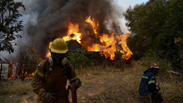 Пожарные тушат пожар у греческого города Патры - Sputnik Moldova-România