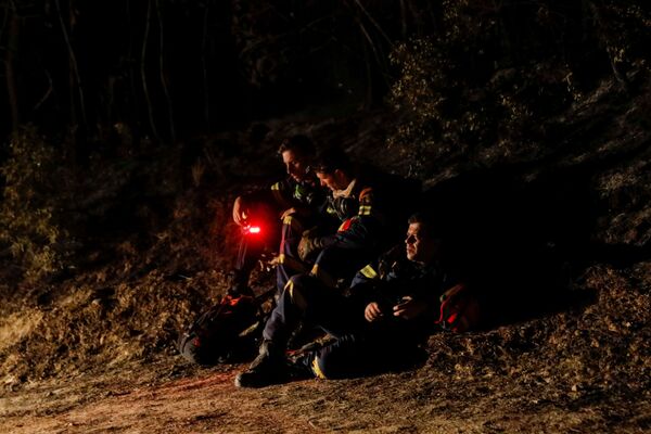 Минутка отдыха: пожарные переводят дух перд тем как продолжить борьбу с огнем возле деревни Зирия, недалеко от Патр, Греция, 1 августа 2021 года. - Sputnik Молдова