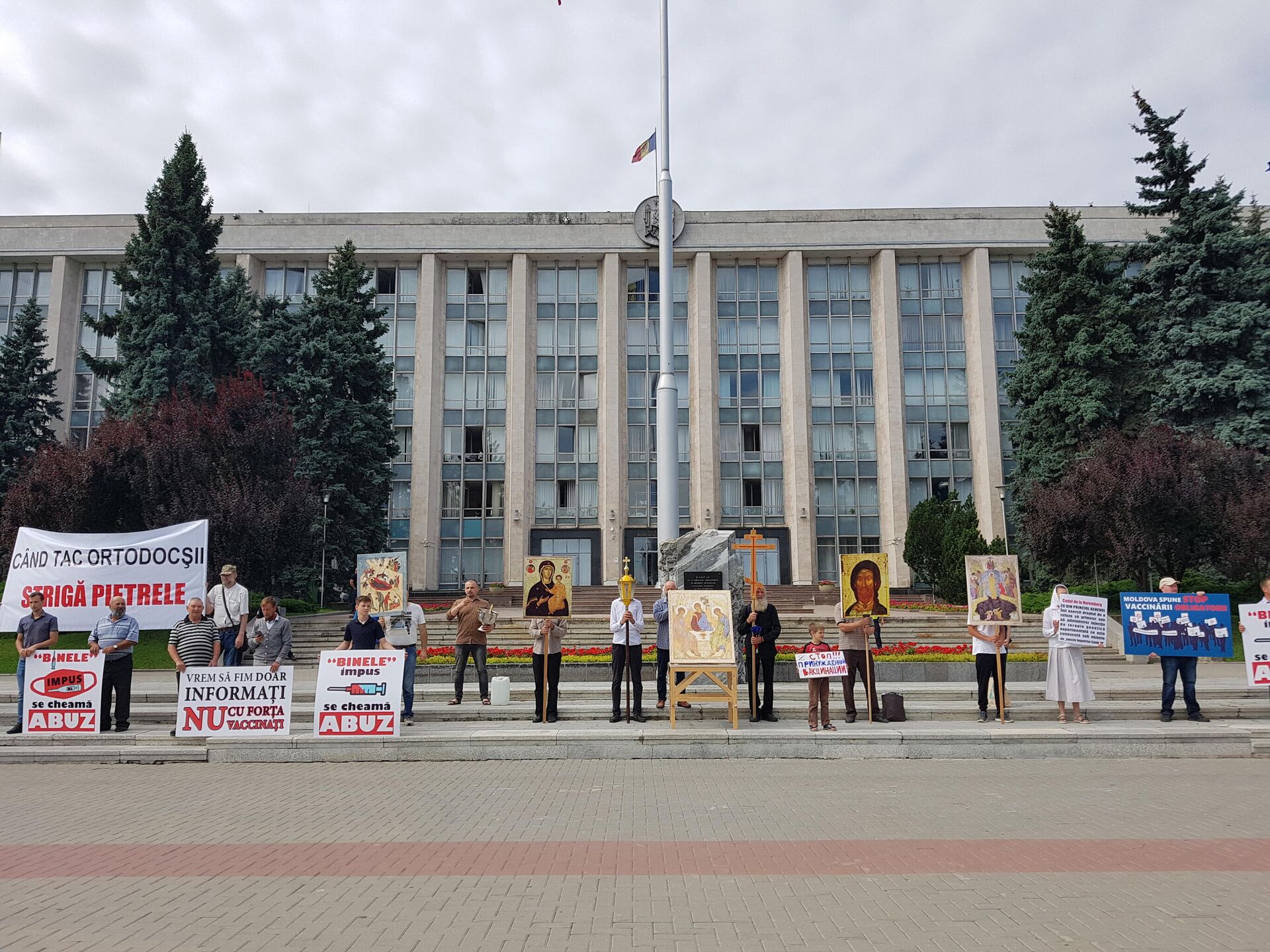Zeci de preoți protestează în centrul Capitalei împotriva vaccinării obligatorii - Sputnik Молдова, 1920, 03.08.2021
