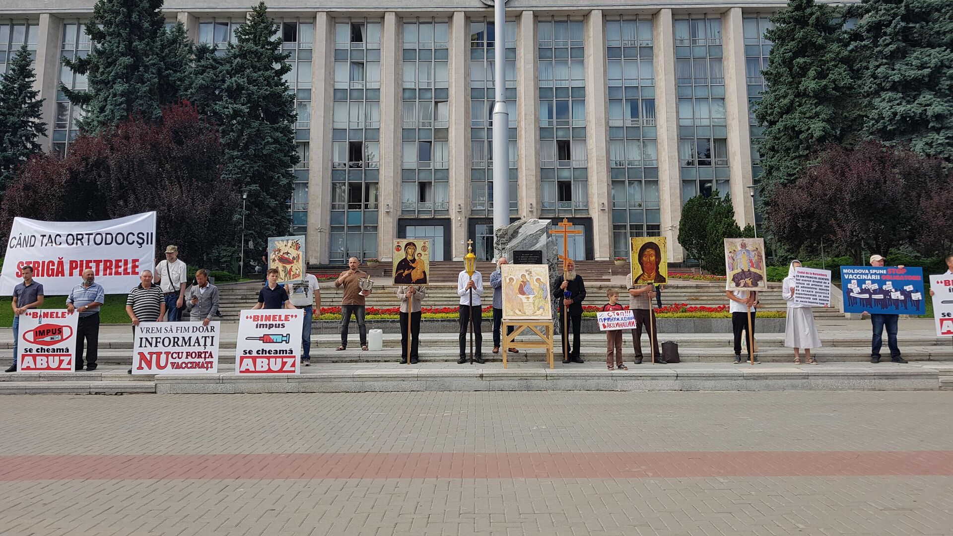Zeci de preoți protestează în centrul Capitalei împotriva vaccinării obligatorii - Sputnik Moldova, 1920, 04.08.2021