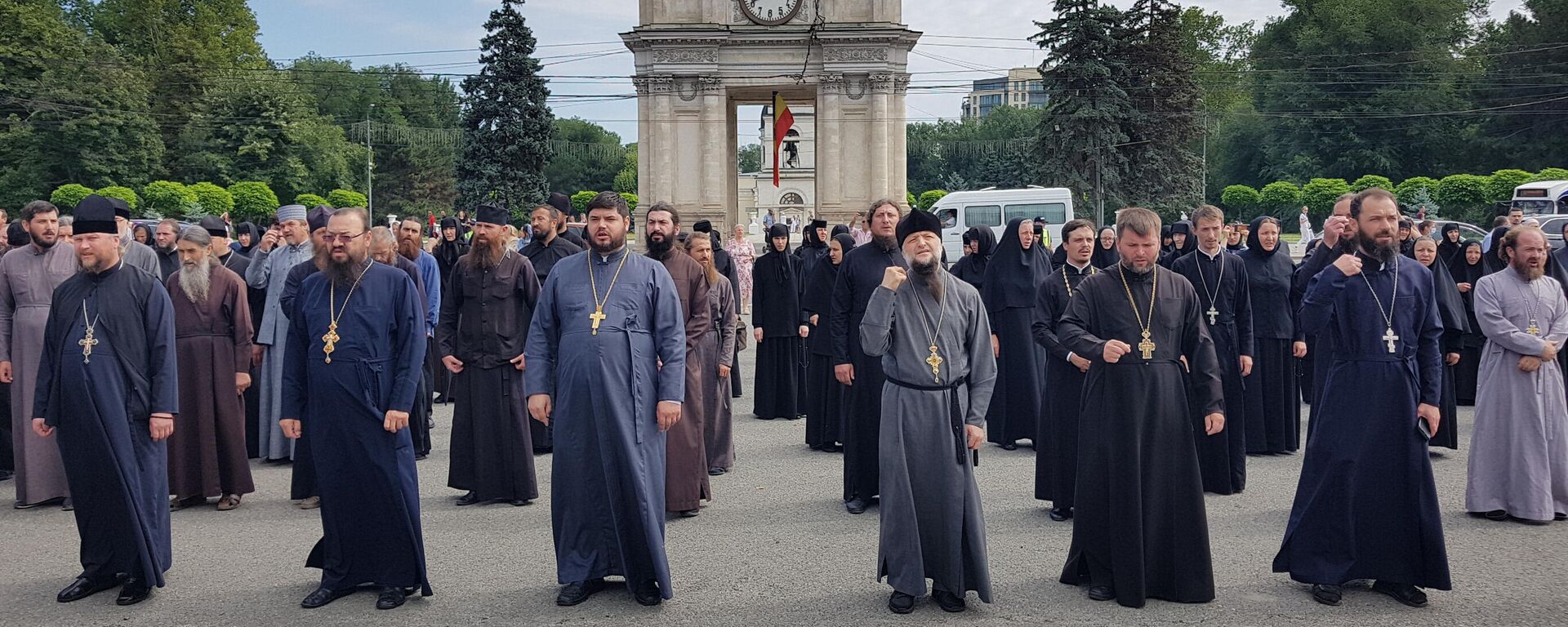 Zeci de preoți protestează în centrul Capitalei împotriva vaccinării obligatorii - Sputnik Moldova, 1920, 03.08.2021