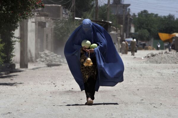 Афганская женщина с арбузами в Джелалабаде. - Sputnik Молдова