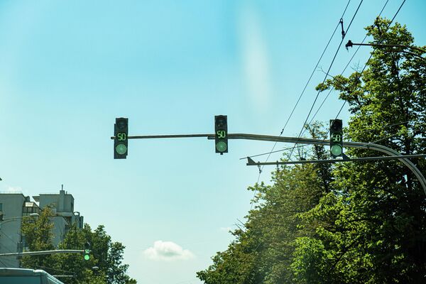 Первый светофор был не очень похож на современные устройства, но уже имел красный и зеленый фонарь, трехцветные же светофоры появились только спустя несколько лет. - Sputnik Молдова