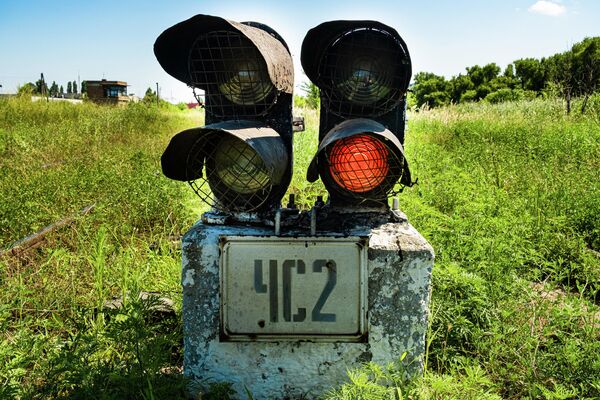 И у железнодорожников свои светофоры. И хотя сейчас в Кишиневе не так много железнодорожного транспорта, световые сигнализаторы исправно работают. - Sputnik Молдова