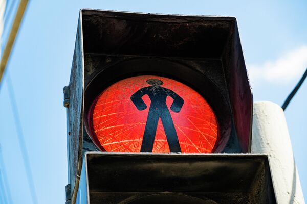 Cuvântul semafor provine de la grecescul „σῆμαφόρος”, care înseamnă „cel care poartă semnele”. - Sputnik Moldova