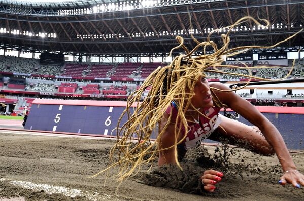 Тара Дэвис (США) и ее полет в песок на соревнованиях по прыжкам в длину. - Sputnik Молдова