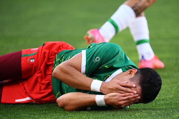 Нападающий Мексики Уриэль Антуна внезапно оказался на газоне во время футбольного матча с Бразилией. - Sputnik Молдова