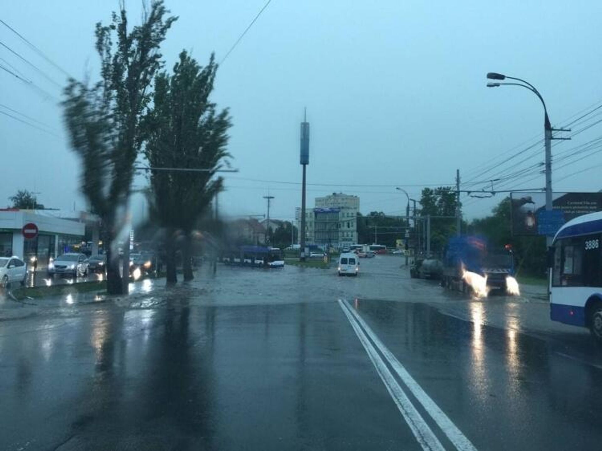 
Ploaia torențială a afectat circulația transportului public - Sputnik Moldova, 1920, 06.08.2021