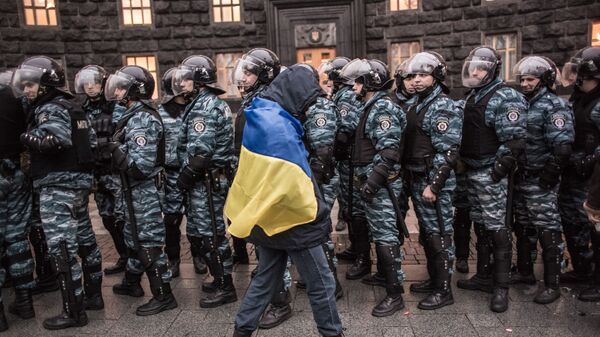 Сторонник евроинтеграции Украины и сотрудники милиции у здания правительства страны в Киеве - Sputnik Moldova