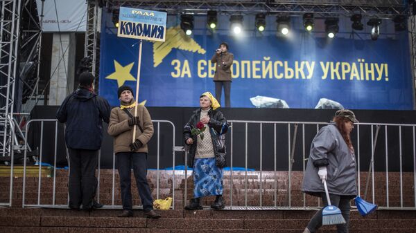 Сторонники евроинтеграции Украины около сцены на Европейской площади в Киеве - Sputnik Moldova-România