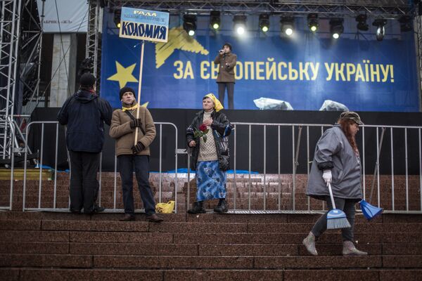 Сторонники евроинтеграции Украины около сцены на Европейской площади в Киеве - Sputnik Молдова