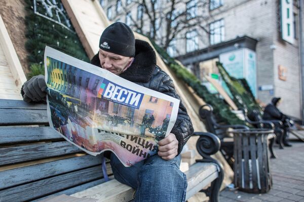 Участник акций сторонников евроинтеграции на баррикадах на площади Независимости в Киеве - Sputnik Молдова