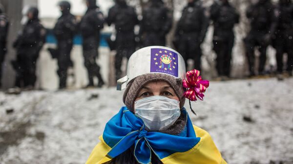 Участница протестных митингов за евроинтеграцию Украины на улице Грушевского в Киеве - Sputnik Moldova-România