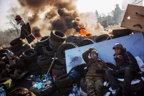 Сторонники радикальной оппозиции на баррикаде Институтской улицы в Киеве, февраль 2014 года - Sputnik Молдова