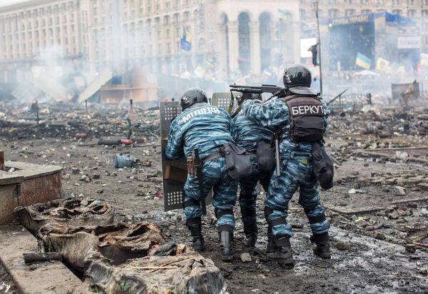 Сотрудники правоохранительных органов на площади Независимости в Киеве - Sputnik Молдова