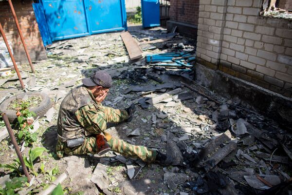 Ополченец в своем разрушенном доме в поселке Семеновка - Sputnik Молдова