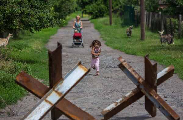 Жители поселка Семеновка, который регулярно обстреливают украинские военные - Sputnik Молдова
