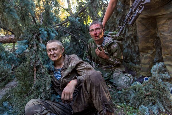 Раненые украинские десантники, взятые в плен в ходе боя за город Шахтерск - Sputnik Молдова