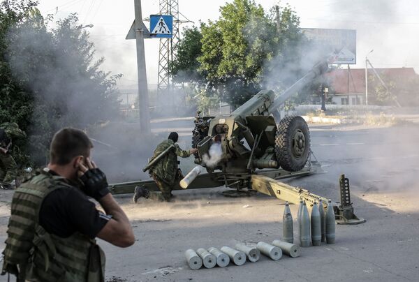 Ополченцы стреляют из гаубиц по позициям противника в Шахтерске - Sputnik Молдова