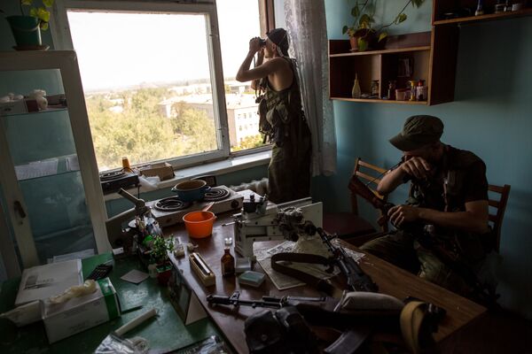 Ополченцы ДНР корректируют огонь минометов по позициям противника. Шахтерск - Sputnik Молдова