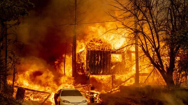 Охваченный пламенем дом в Гринвилле, Калифорния - Sputnik Moldova-România