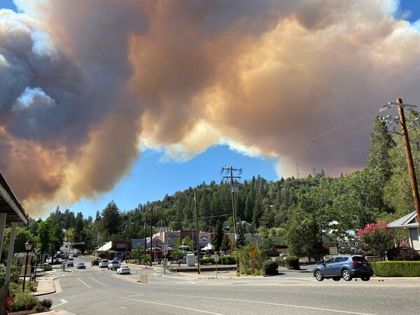 Fumurile Incendiului River din Colfax, California, SUA, 4 august 2021. O imagine din rețele de socializare. - Sputnik Moldova-România