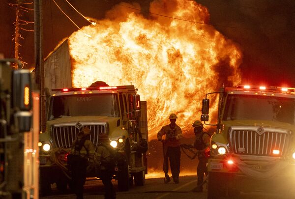 Pompierii la pragul unei case cuprinse de flăcări în timpul Incendiului Dixie din Greenville, California, la 4 august 2021. - Incendiul Dixie a ars prin zeci de case și afaceri din centrul orașului Greenville și continuă să se îndrepte spre alte comunități rezidențiale. Oficialii din nordul Californiei, la 4 august 2021, i-au avertizat pe locuitorii a două comunități aflate în calea incendiului Dixie să evacueze imediat, din cauza extinderii flăcărilor de rafalele de vânt. - Sputnik Moldova-România
