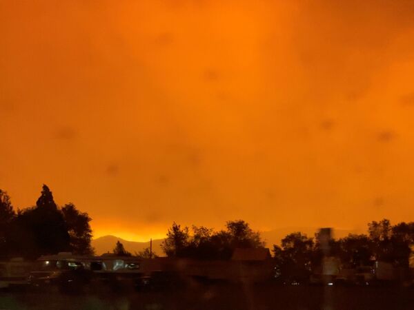 Un cer portocaliu din cauza incendiului Dixie a fost observat în districtul Lassen, California, SUA, 5 august 2021. O captură o imaginilor video din rețele de socializare. - Sputnik Moldova-România