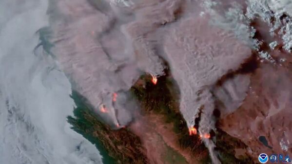 O imagine din satelit, oferită de Administrația Națională a Oceanelor și Atmosferei (NOAA), surprinde fumul dens emanat de incendiu Dixie din California - Incendiul Dixie afectat zeci de case și întreprinderi din centrul orașului Greenville și continuă să se îndrepte spre alte comunități rezidențiale. Oficialii din nordul Californiei, la 4 august 2021, i-au avertizat pe locuitorii a două comunități aflate în calea incendiului Dixie, care se dezlănțuie, să se evacueze imediat, în contextul în care flăcările sunt alimentate de un vânt puternic. - Sputnik Moldova-România