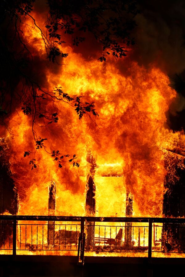 O casă este cuprinsă de flăcări în River Fire, un incendiu în Grass Valley, California, SUA, 4 august 2021. - Sputnik Moldova-România