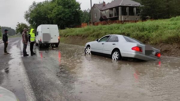 
Полиция помогала ликвидировать последствия дождей в Молдове - Sputnik Молдова