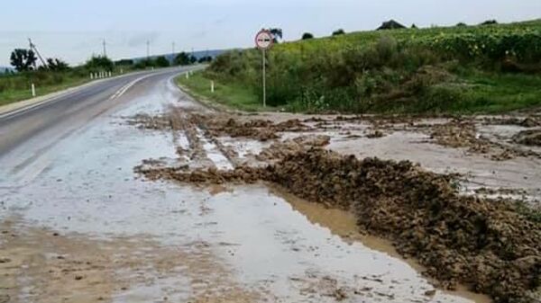 Проливные дожди повредили дороги в Молдове - Sputnik Молдова