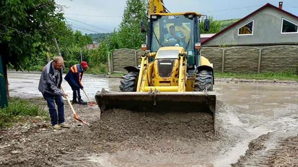 Ploile abundente au înnămolit mai multe drumuri din țară - Sputnik Moldova