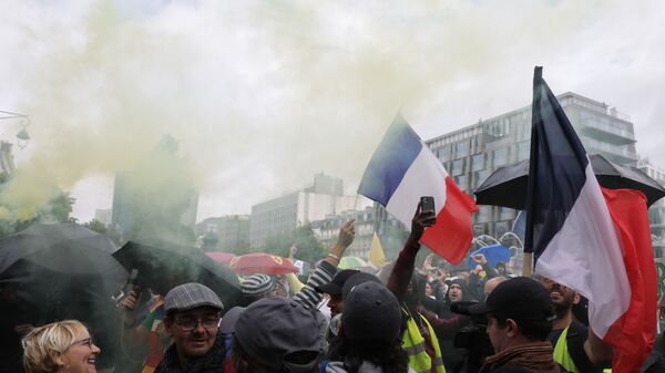 Протестующие в во время демонстрации в Париже, Франция - Sputnik Молдова
