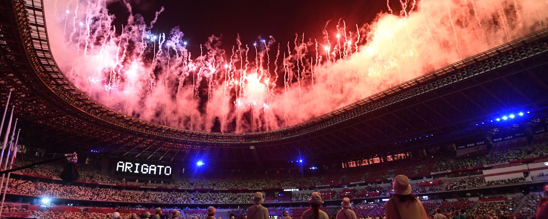 Салют на торжественной церемонии закрытия XXXII летних Олимпийских игр в Токио на Национальном олимпийском стадионе  - Sputnik Moldova-România, 1920, 09.08.2021