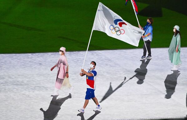 Purtătorul de drapel al echipei Comitetului Olimpic Rus (COR), luptătorul Abdulrașid Sadulayev în timpul paradei sportivilor la ceremonia de închidere a ediției XXXII a Jocurilor Olimpice de vară de la Tokyo. - Sputnik Moldova
