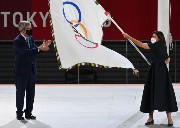 Președintele CIO, Thomas Bach, și primarul Parisului, Anne Hidalgo, la ceremonia de închidere a ediției XXXII a Jocurilor Olimpice de vară de la Tokyo - Sputnik Moldova