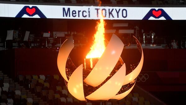 Под музыку Клода Дебюсси был погашен олимпийский огонь в чаше в виде огромного цветка лотоса. - Sputnik Молдова