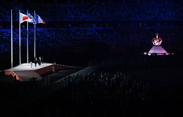 Поднятые флаги Японии, Греции и Франции на торжественной церемонии закрытия XXXII летних Олимпийских игр в Токио - Sputnik Moldova-România