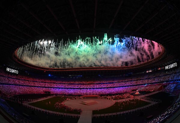 Focuri de artificii la ceremonia de închidere a ediției XXXII a Jocurilor Olimpice de vară de la Tokyo la Stadionul Olimpic Național - Sputnik Moldova