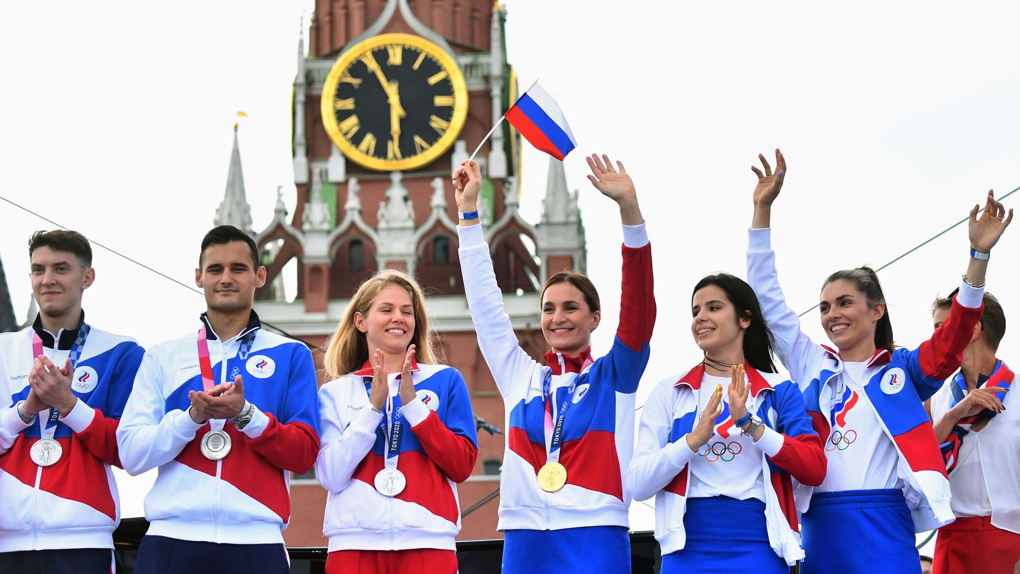 Участвовал 21 спортсмен. Олимпийская сборная России 2021 Токио. Российские спортсмены на Олимпиаде в Токио 2021. Встреча олимпийцев в Москве.