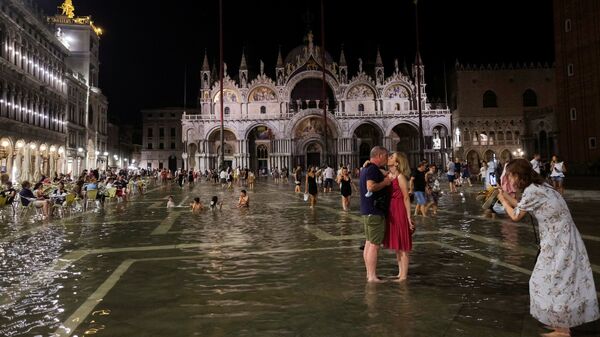 Veneția: Oameni pe Piața San Marco inundată - Sputnik Moldova-România