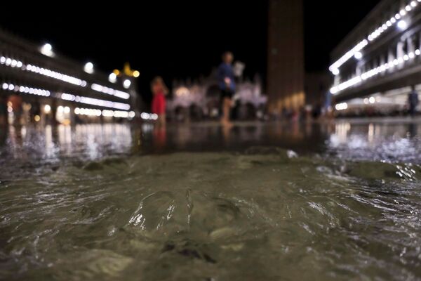 L&#x27;acqua supera gli argini e allaga piazza San Marco. - Sputnik Moldova-România